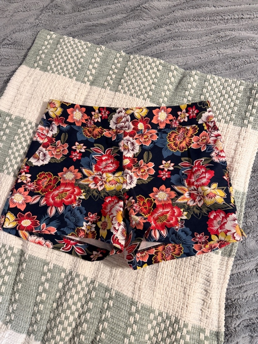 Womens Loft Floral shorts 🌺🌸 *missing button*